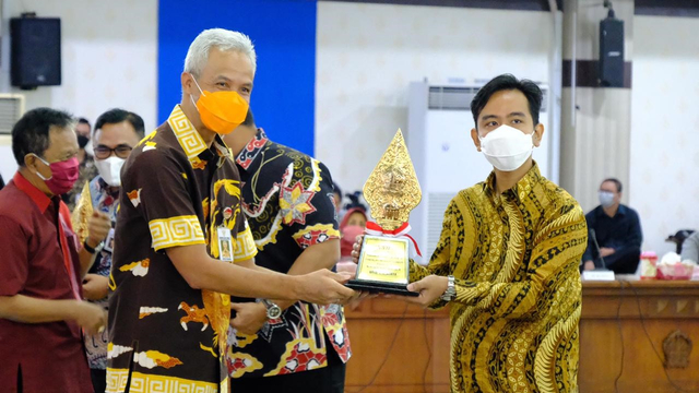 Gubernur Jawa Tengah Ganjar Pranowo Jawa Tengah memberikan penghargaan kepada Kota Solo sebagai kota terbaik peringkat II di bidang pembangunan daerah. (Ist)