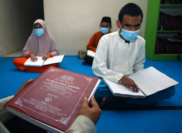 Sejumlah pelajar penyandang tuna netra mengikuti Tadarus Al Quran di Yayasan Tunanetra Raudlatul Makmufin Serpong, Tangerang Selatan, Banten, Rabu (14/4). Foto: Muhammad Iqbal/ANTARA FOTO