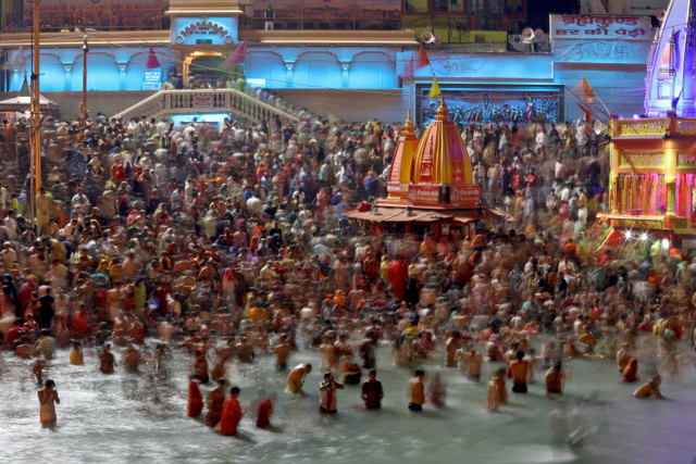 Umat Hindu berenang selama mengikuti prosesi festival Kumbh Mela di Haridwar, India. Foto: Anushree Fadnavis/REUTERS