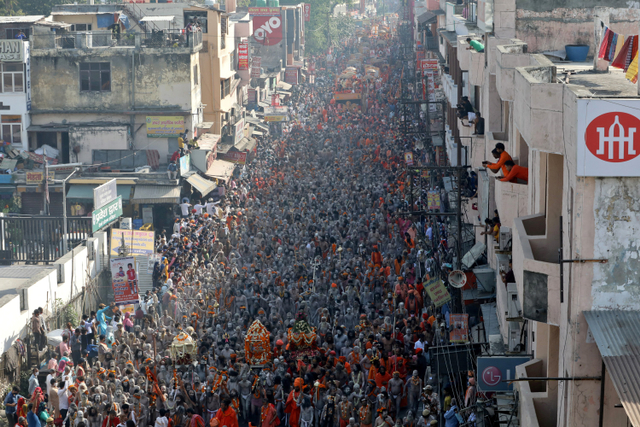 Sejumlah Sadhus (orang suci Hindu) berpartisipasi dalam prosesi festival Kumbh Mela di Haridwar, India. Foto: Anushree Fadnavis/REUTERS