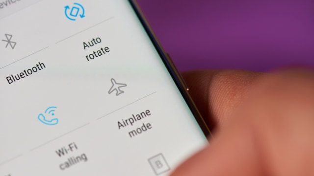 Fitur Airplane Mode atau modus pesawat terbang di ponsel. Foto: Shutterstock