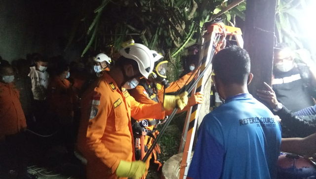 Proses evakuasi yang dilakukan Kantor Pencarian dan Pertolongan Denpasar (Basarnas Bali) - IST