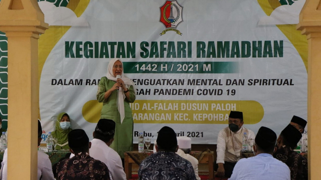 Bupati Bojonegoro Anna Muawanah, saat beri sambutan dalam Safari Ramadan di Masjid Al Falah, Dusun Paloh, Desa Karangan, Kecamatan Kepohbaru. (foto: Istimewa)
