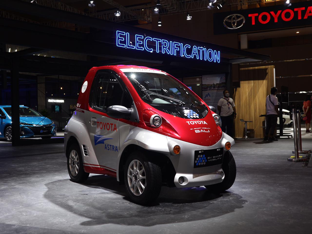 Mobil Listrik Toyota Coms di IIMS Hybrid 2021. Foto: Ghulam Muhammad Nayazri / kumparanOTO