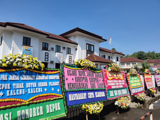 Deretan Karangan Bunga dari Warga Dukung Sandi Ungkap Kasus Korupsi Damkar Depok (441676)