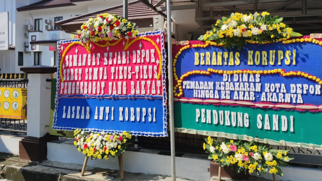 Deretan Karangan Bunga dari Warga Dukung Sandi Ungkap Kasus Korupsi Damkar Depok (441675)