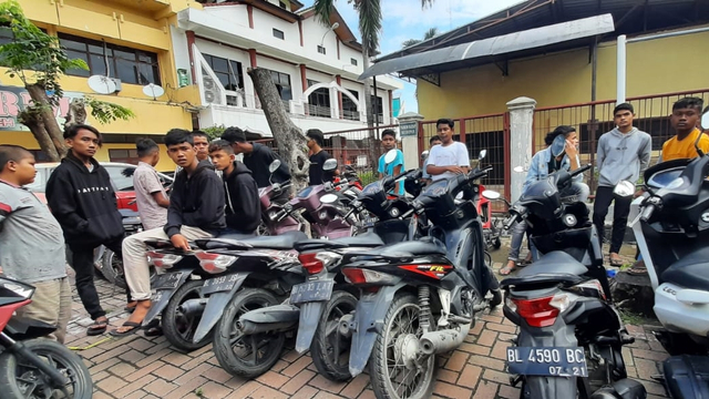 Sejumlah remaja di Banda Aceh diamankan polisi karena aksi balap liar. Foto: Humas Polresta Banda Aceh
