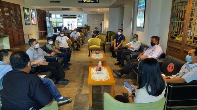 Raden Hari saat melakukan pertemuan antara DPRD Kepri dan PT BRC di ruang pertemuan Lounge VIP Terminal Lagoi, Bintan, Rabu (14/4/2021).