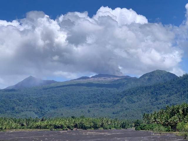 Gunung Api Dukono mengeluarkan abu vulkanik sejak 13 April 2021, Foto: Samsul Hi Laijou/cermat