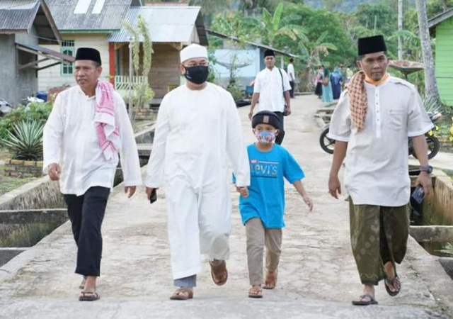 Bupati Lingga, Muhammad Nizar (tengah) saat mendatangi lokasi safari Ramadan di Kampung Budus, Desa Merawang (Foto:ist)