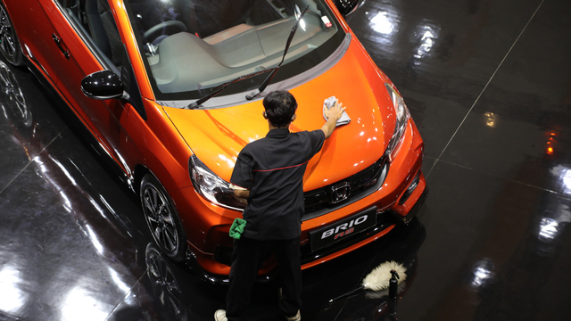 Suasana pameran otomotif IIMS Hybrid 2021 di JIEXPO Kemayoran, Jakarta, Kamis (15/4). Foto: Aditia Noviansyah/kumparan