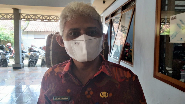 Kepala Disbudpar Kabupaten Bojonegoro Budiyanto SPd, saat beri keterangan di kantornya. Kamis (15/04/2021) (foto: dan/beritabojonegoro)