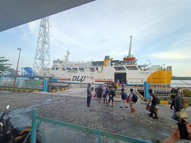 Penumpang memasuki kapal DLU di Pelabuhan Panglima Utar Kumai. Ist