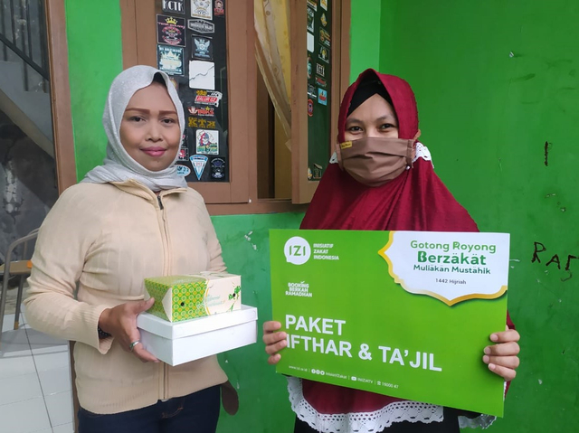 Berbagi Paket Iftar dan Takjil IZI Banten di Wilayah Kota Tengerang Selatan.