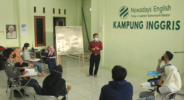 Proses pembelajaran dengan menggunakan protokol kesehatan di Nowadays English, Pare, Kabupaten Kediri. (Foto: Rino Hayyu Setyo)