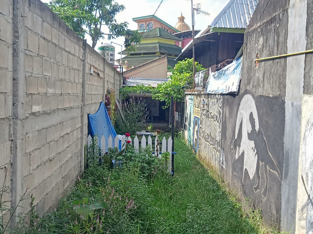 Sebidak tanah di celah gang, yang dijadikan sebagai tempat berkumpul oleh 9 mahasiwa UTI yang kini dijatuhi sanksi, Kamis (15/4) | Foto : Sidik Aryono/ Lampung Geh