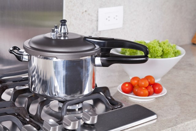 Pegangan panci terbuat dari bahan isolator. Foto: dok.shutterstock