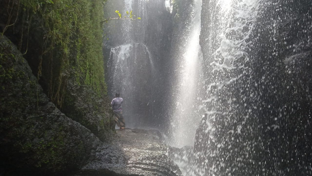 Curahan air terjun menciptaan suasana yang berbeda dari pancoran pada umumnya yang ada di Bali - IST