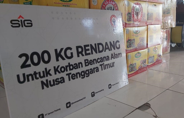 Semen Padang kirim 200 kg rendang untuk korban bencana di NTT. Foto: ist
