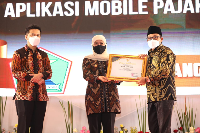 Penghargaan tersebut diserahkan langsung oleh Gubernur Jawa Timur, Khofifah Indar Parawansa bersamaan dengan pelaksanaan Musrenbang Rencana Kerja Pemerintah Daerah (RKPD) Provinsi Jawa Timur Tahun 2022, pada Kamis (15/4)/2021) kepada Wali Kota Malang, Sutiaji.