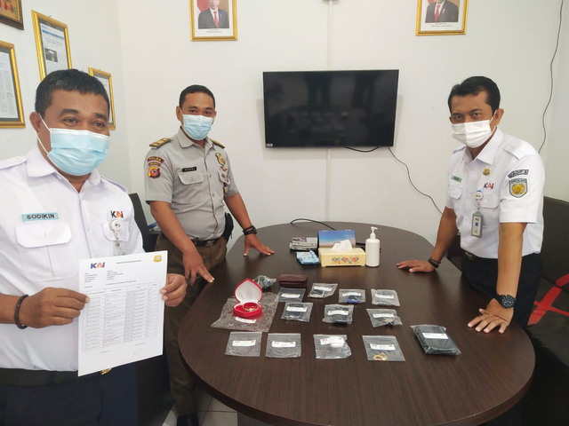 PT KAI Daop 3 Cirebon menyerahkan barang-barang temuan ke pihak kepolisian. (Juan)