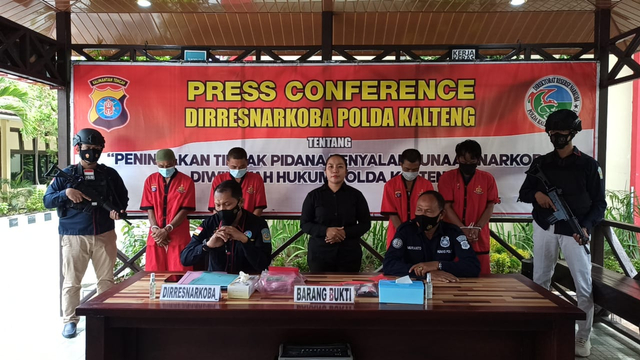 Para pelaku kejahatan narkoba (Baju merah) saat dihadirkan dalam konferensi pers di Mapolda Kalteng.