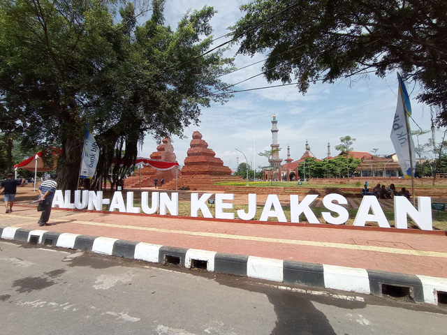 Suasana di kawasan Alun-alun Kejaksan Cirebon. (Ciremaitoday)