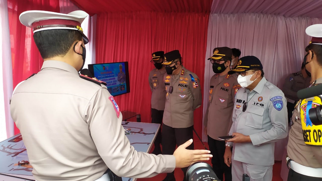 Mudik Dilarang, Kakorlantas Tinjau Pos Penyekatan di Gerbang Tol Cileunyi (262132)
