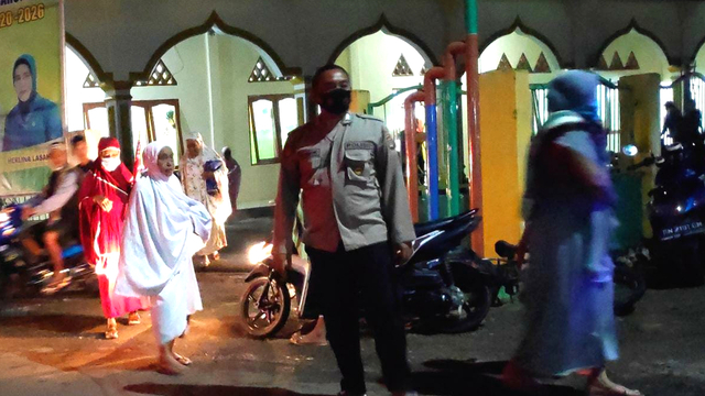 Polisi jaga masjid di Morowali saat pelaksanaan tarawih Ramadhan 2021. Foto: Istimewa