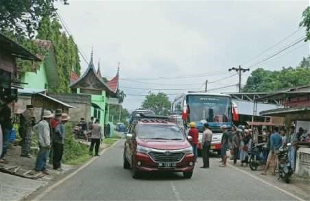 Kecelakaan di jalan raya Padang Panjang-Solok di Kabupaten Tanah Datar. Foto: Langgam