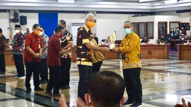 Wali Kota Magelang Muchammad Nur Aziz menerima penghargaan dari Gubernur Ganjar. Foto: istimewa