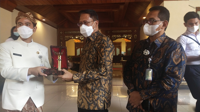 Direktur Utama PT Kereta Api Indonesia (Persero) Didik Hartantyo (tengah) dan Wali Kota Solo Gibran Rakabuming (kiri)