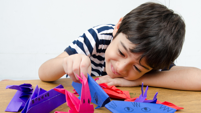 Ilustrasi bermain origami. Foto: Shutterstock