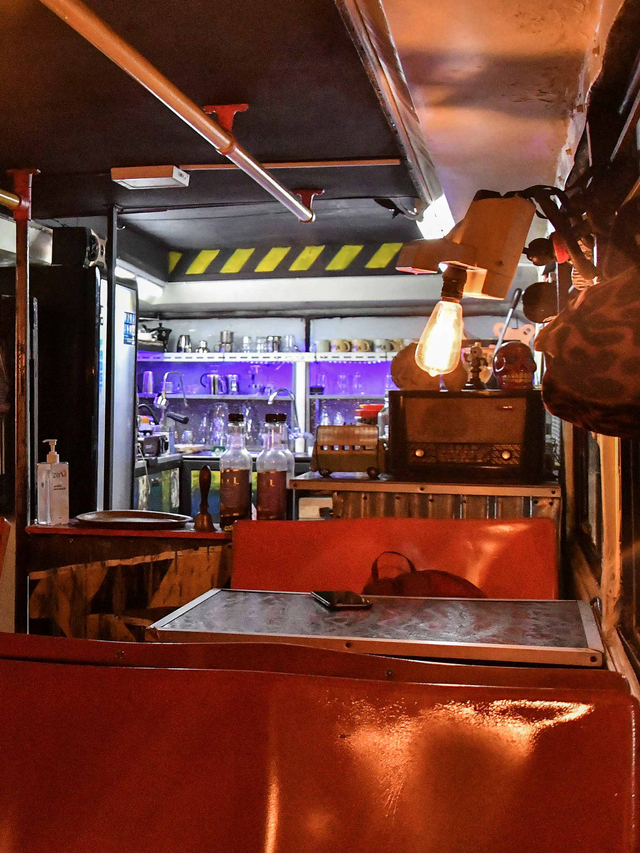 Bagian pengemudi di MetroMini diubah menjadi bar. Foto: Fakhri Hermansyah/Antara Foto