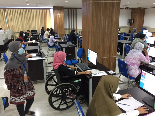 Gunakan Kursi Roda, Peserta UTBK 2021 Ini Tetap Semangat Ikut Ujian (117595)