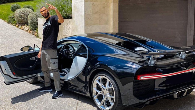 Karim Benzema dengan mobil mewah miliknya. (Foto: Instagram @karimbenzema)