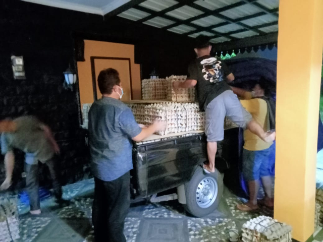Pengusaha Semarang Kirim 1 Ton Telur dan 100 Kardus Air Minum untuk Gempa Malang (454044)