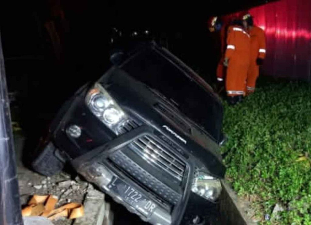 Pengemudi Mengantuk, Mobil Fortuner Masuk Selokan di Surabaya