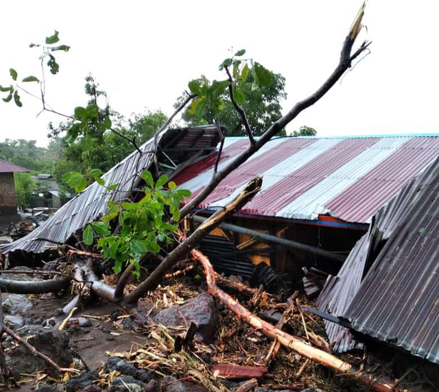 Salah satu rumah warga yang rusak diterjang banjir dan tanah longsor di Kabupaten Lembata, Foto: Tedi Lagamaking.
