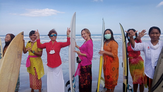 Para surfer perempaun saat bersiap menaiki ombak Pantai Kuta, Bali - WIB