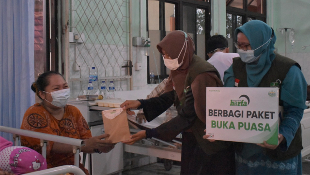 Tim LAZ Harapan Dhuafa tegah membagikan paket buka puasa kepada salah satu keluarga pasien di RSUD Dr Draat Prawiranegara Kabupaten Serang, Selasa (14/04). Foto: Ifan.