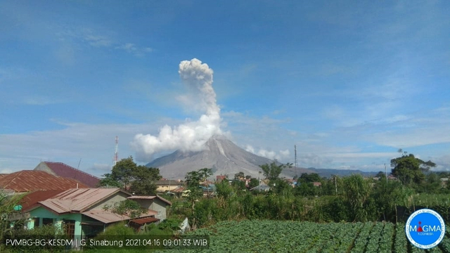 Erupsi Gunung Sinabung yang terjadi pada Jum'at (16/4). Foto: Dok. Istimewa