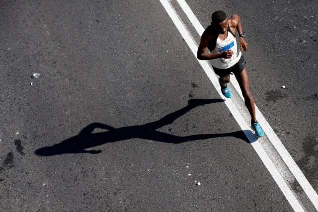 Ilustrasi orang berlari. Foto: AFP/THOMAS COEX