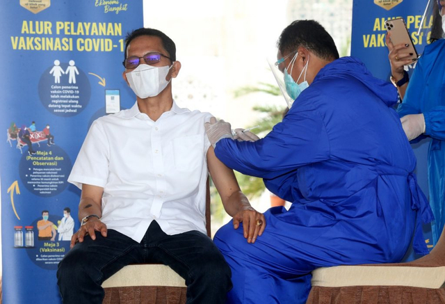 Wakil Wali Kota Batam, Amsakar Achmad saat suntik vaksin. Foto: Dok MC Batam