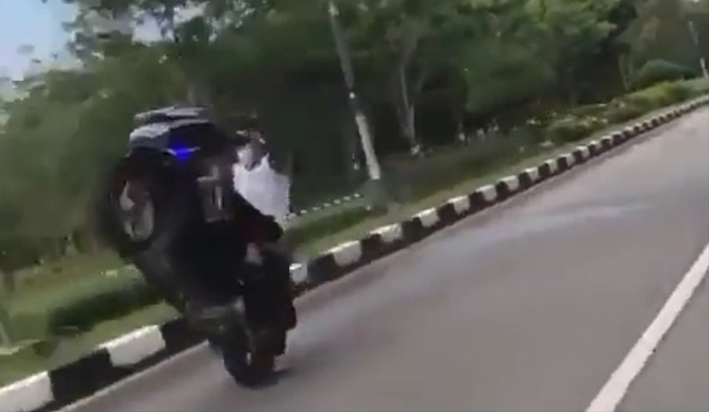 Motor standing di jalan (Foto: agoez_bandz4/instagram)