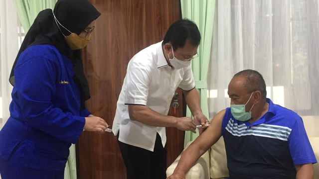 Terawan Suntikkan Vaksin Nusantara ke Aburizal Bakrie (307798)