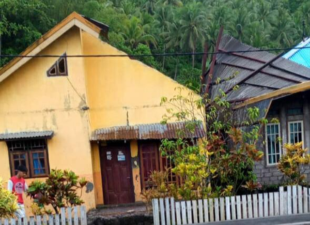 Salah satu rumah warga di Tidore yang rusak akibat angin kencang. Foto: Istimewa