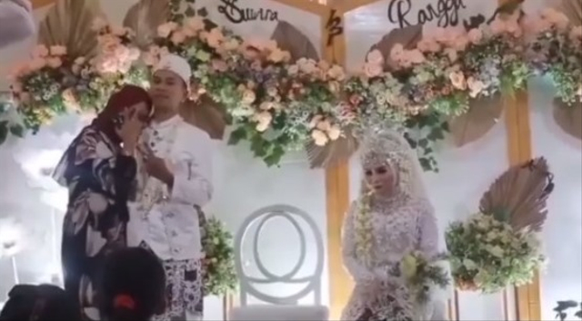 Viral seorang pengantin pria asyik berfoto mesra dengan wanita lain di samping sang istri. (Foto: Instagram/@lambe_turah) 