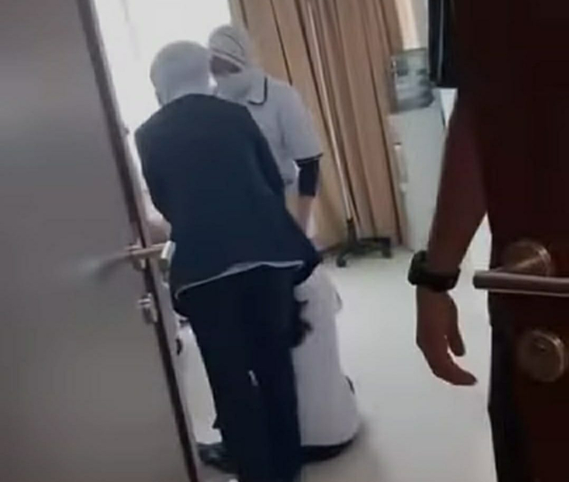 Perawat di RS Siloam Palembang terjatuh, diduga perawat mendapat tindakan kekerasan fisik. (Foto. Istimewa)