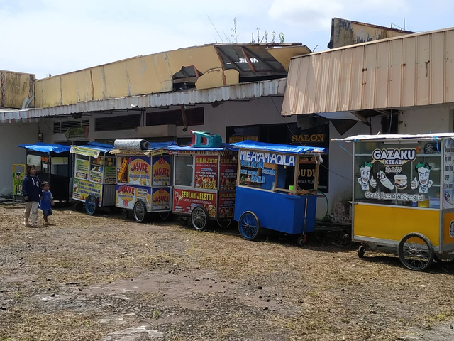 Tampak sejumlah gerobak PKL Tamkot Kuningan yang baru saja direlokasi ke tempat baru di bekas tempat perbelanjaan Yogya lama Kabupaten Kuningan. (Andri Yanto)